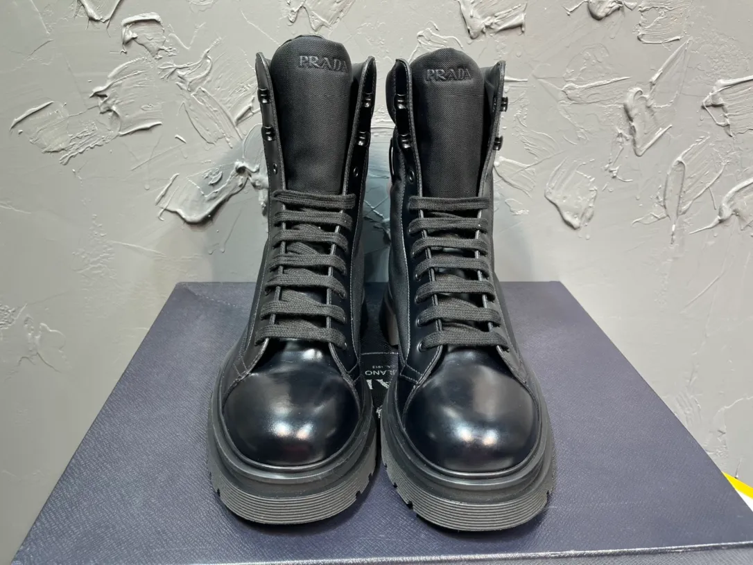 Men's shoes 💰940💰 🔥🔥🔥Upgraded version 2025 new prada Prada triangular enamel logo boots, round-toe elastic Martin boots, original one-to-one development, outsole one-to-one private molding, the fabric is made of imported open edge beads, lining cowhide, foot-pad cowhide, sole height 5cm, original rubber foam outsole, full package, code number 39-46